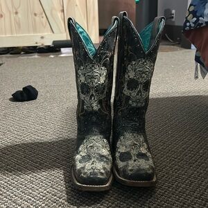 Corral woman’s cowboy boots used in newer condition. Worn a few times size 7 1/2